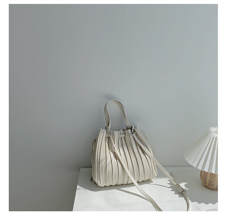 バッグ レディース ショルダー ハンドバッグ 斜めがけ 肩がけ 手持ち ポシェット 巾着 軽量 プリーツ プリーツデザイン スクエア 四角 大人可愛い きれいめ シンプル カジュアル 上品 お洒落 バッグ レディース ショルダー ハンドバッグ 斜めがけ 肩がけ 手持ち ポシェット 巾着 軽量 プリーツ プリーツデザイン スクエア 四角 大人可愛い きれいめ シンプル カジュアル 上品 お洒落