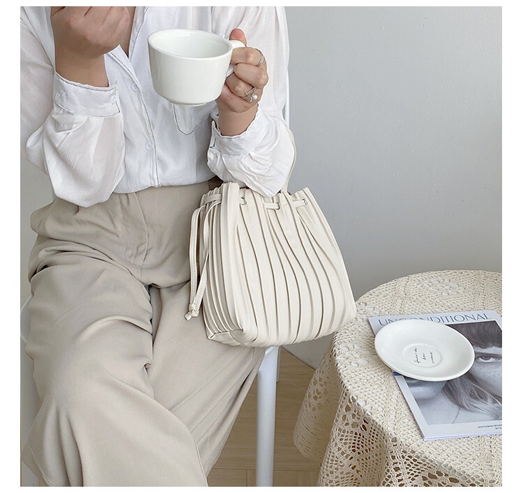 バッグ レディース ショルダー ハンドバッグ 斜めがけ 肩がけ 手持ち ポシェット 巾着 軽量 プリーツ プリーツデザイン スクエア 四角 大人可愛い きれいめ シンプル カジュアル 上品 お洒落 バッグ レディース ショルダー ハンドバッグ 斜めがけ 肩がけ 手持ち ポシェット 巾着 軽量 プリーツ プリーツデザイン スクエア 四角 大人可愛い きれいめ シンプル カジュアル 上品 お洒落