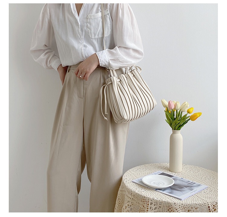 バッグ レディース ショルダー ハンドバッグ 斜めがけ 肩がけ 手持ち ポシェット 巾着 軽量 プリーツ プリーツデザイン スクエア 四角 大人可愛い きれいめ シンプル カジュアル 上品 お洒落 バッグ レディース ショルダー ハンドバッグ 斜めがけ 肩がけ 手持ち ポシェット 巾着 軽量 プリーツ プリーツデザイン スクエア 四角 大人可愛い きれいめ シンプル カジュアル 上品 お洒落