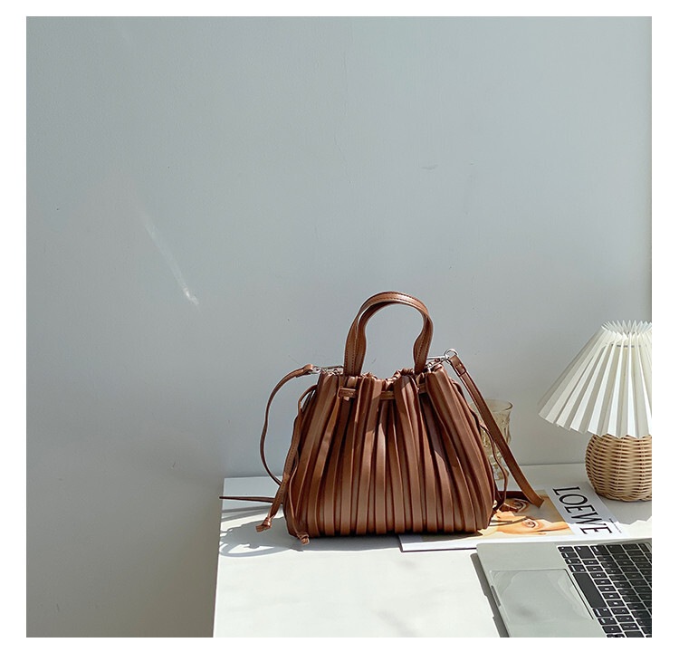 バッグ レディース ショルダー ハンドバッグ 斜めがけ 肩がけ 手持ち ポシェット 巾着 軽量 プリーツ プリーツデザイン スクエア 四角 大人可愛い きれいめ シンプル カジュアル 上品 お洒落 バッグ レディース ショルダー ハンドバッグ 斜めがけ 肩がけ 手持ち ポシェット 巾着 軽量 プリーツ プリーツデザイン スクエア 四角 大人可愛い きれいめ シンプル カジュアル 上品 お洒落