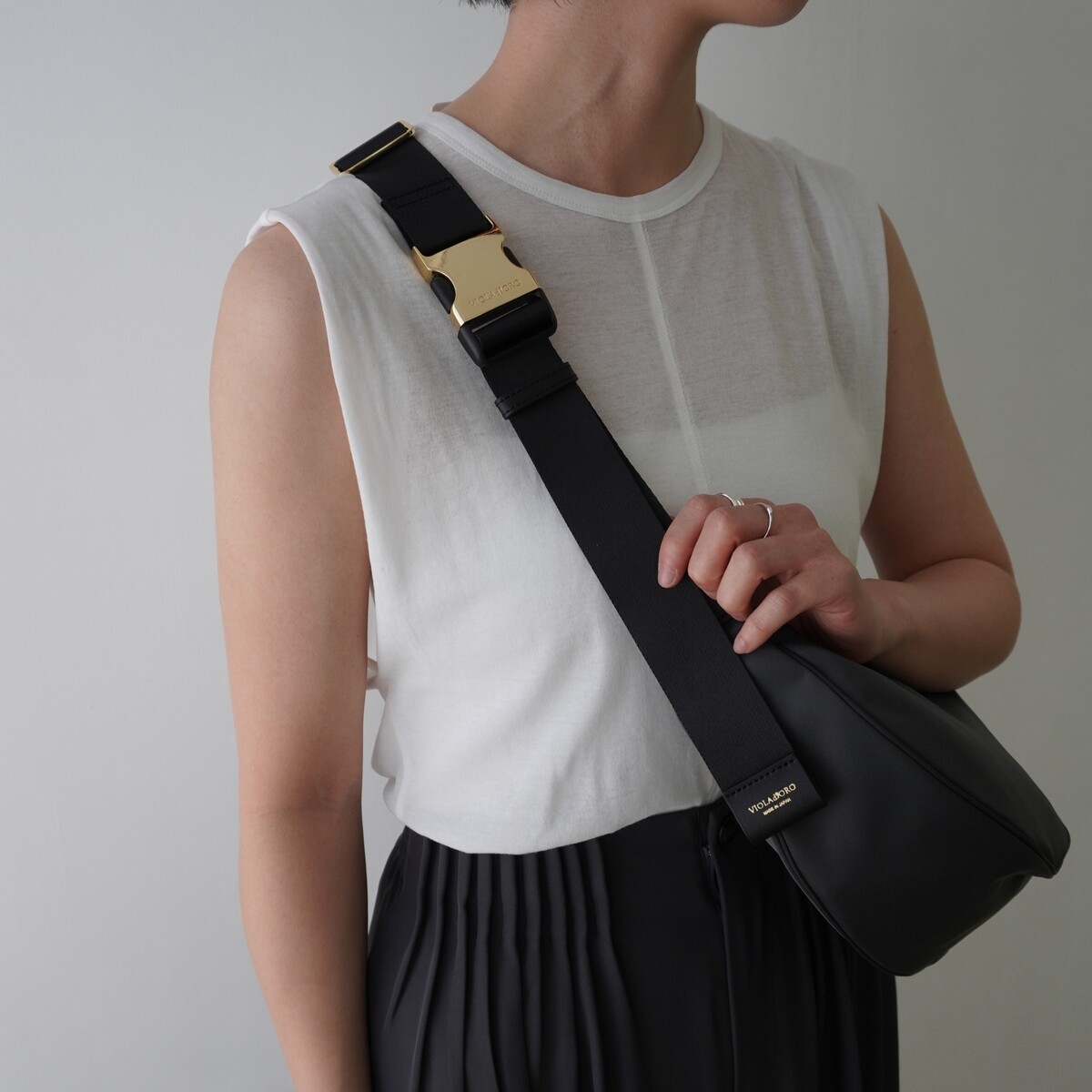 VIOLAdORO ヴィオラドーロ ボディバッグ BIANCA V-2247 レディース ナイロン ショルダーバッグ バックル クロスボディ 鞄 カラー3色 VIOLAdORO ヴィオラドーロ ボディバッグ BIANCA V-2247 レディース ナイロン ショルダーバッグ バックル クロスボディ 鞄 カラー3色