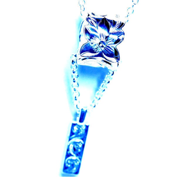 プルメリア&スクロール(花と波)彫りストレートバレル カレイキニ彫りミニスティックドロップデザイン プラチナ仕上げ メンズ&レディース ハワイアンジュエリー シルバー925 ペンダント ネックレス プルメリア&スクロール(花と波)彫りストレートバレル カレイキニ彫りミニスティックドロップデザイン プラチナ仕上げ メンズ&レディース ハワイアンジュエリー シルバー925 ペンダント ネックレス