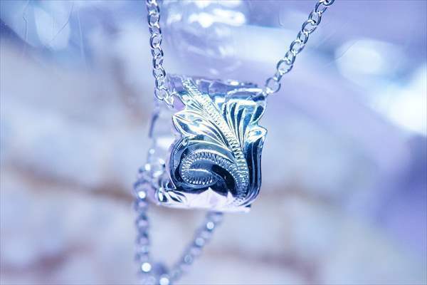 プルメリア&スクロール(花と波)彫りストレートバレル カレイキニ彫りミニスティックドロップデザイン プラチナ仕上げ メンズ&レディース ハワイアンジュエリー シルバー925 ペンダント ネックレス プルメリア&スクロール(花と波)彫りストレートバレル カレイキニ彫りミニスティックドロップデザイン プラチナ仕上げ メンズ&レディース ハワイアンジュエリー シルバー925 ペンダント ネックレス