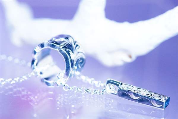 プルメリア&スクロール(花と波)彫りストレートバレル カレイキニ彫りミニスティックドロップデザイン プラチナ仕上げ メンズ&レディース ハワイアンジュエリー シルバー925 ペンダント ネックレス プルメリア&スクロール(花と波)彫りストレートバレル カレイキニ彫りミニスティックドロップデザイン プラチナ仕上げ メンズ&レディース ハワイアンジュエリー シルバー925 ペンダント ネックレス