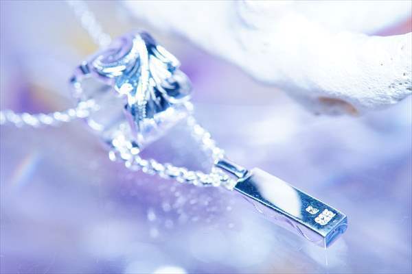 プルメリア&スクロール(花と波)彫りストレートバレル カレイキニ彫りミニスティックドロップデザイン プラチナ仕上げ メンズ&レディース ハワイアンジュエリー シルバー925 ペンダント ネックレス プルメリア&スクロール(花と波)彫りストレートバレル カレイキニ彫りミニスティックドロップデザイン プラチナ仕上げ メンズ&レディース ハワイアンジュエリー シルバー925 ペンダント ネックレス