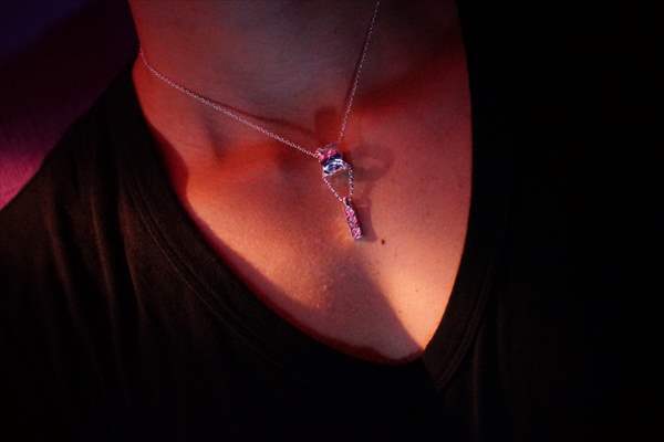 プルメリア&スクロール(花と波)彫りストレートバレル カレイキニ彫りミニスティックドロップデザイン プラチナ仕上げ メンズ&レディース ハワイアンジュエリー シルバー925 ペンダント ネックレス プルメリア&スクロール(花と波)彫りストレートバレル カレイキニ彫りミニスティックドロップデザイン プラチナ仕上げ メンズ&レディース ハワイアンジュエリー シルバー925 ペンダント ネックレス