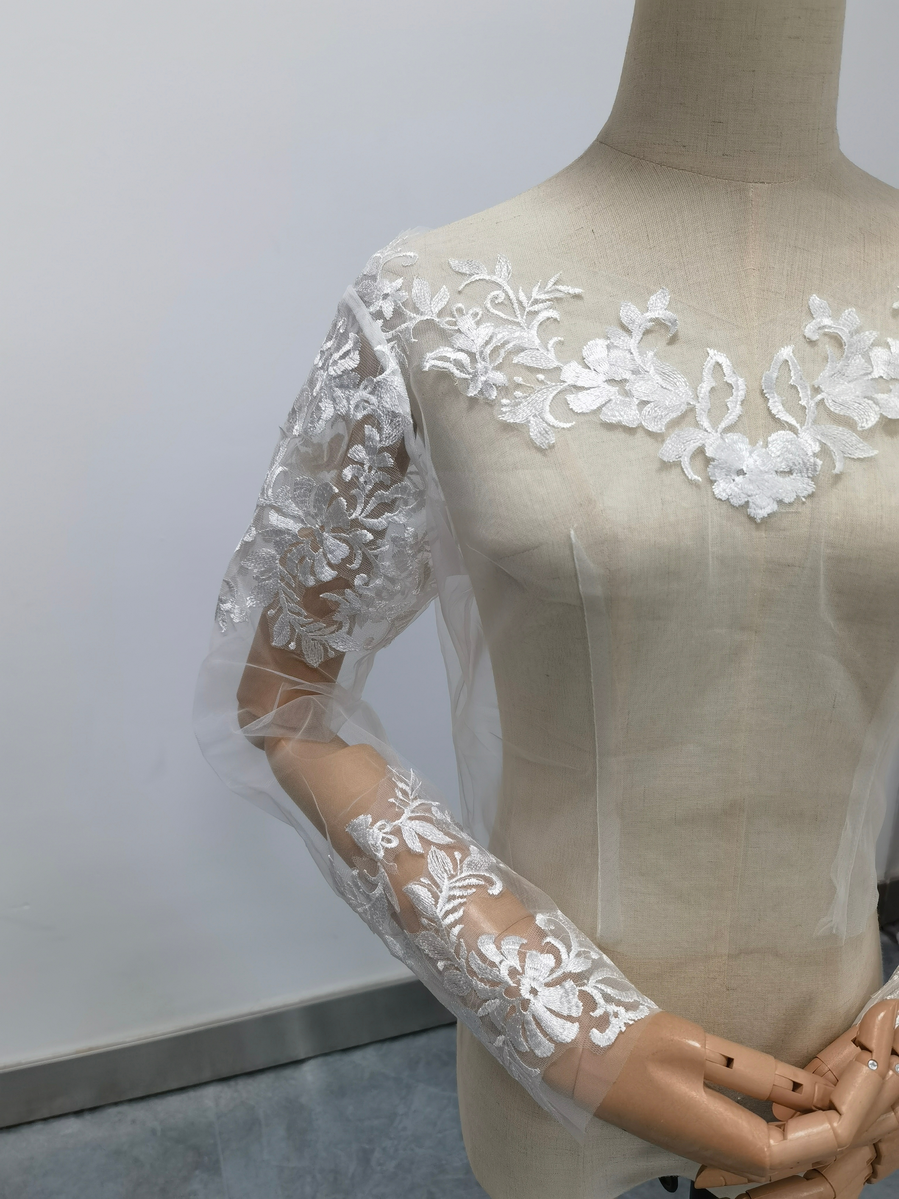 流れる透け花レース ボレロ ロングスリーブ Vネック くるみボタン ウェディングドレス 流れる透け花レース ボレロ ロングスリーブ Vネック くるみボタン ウェディングドレス