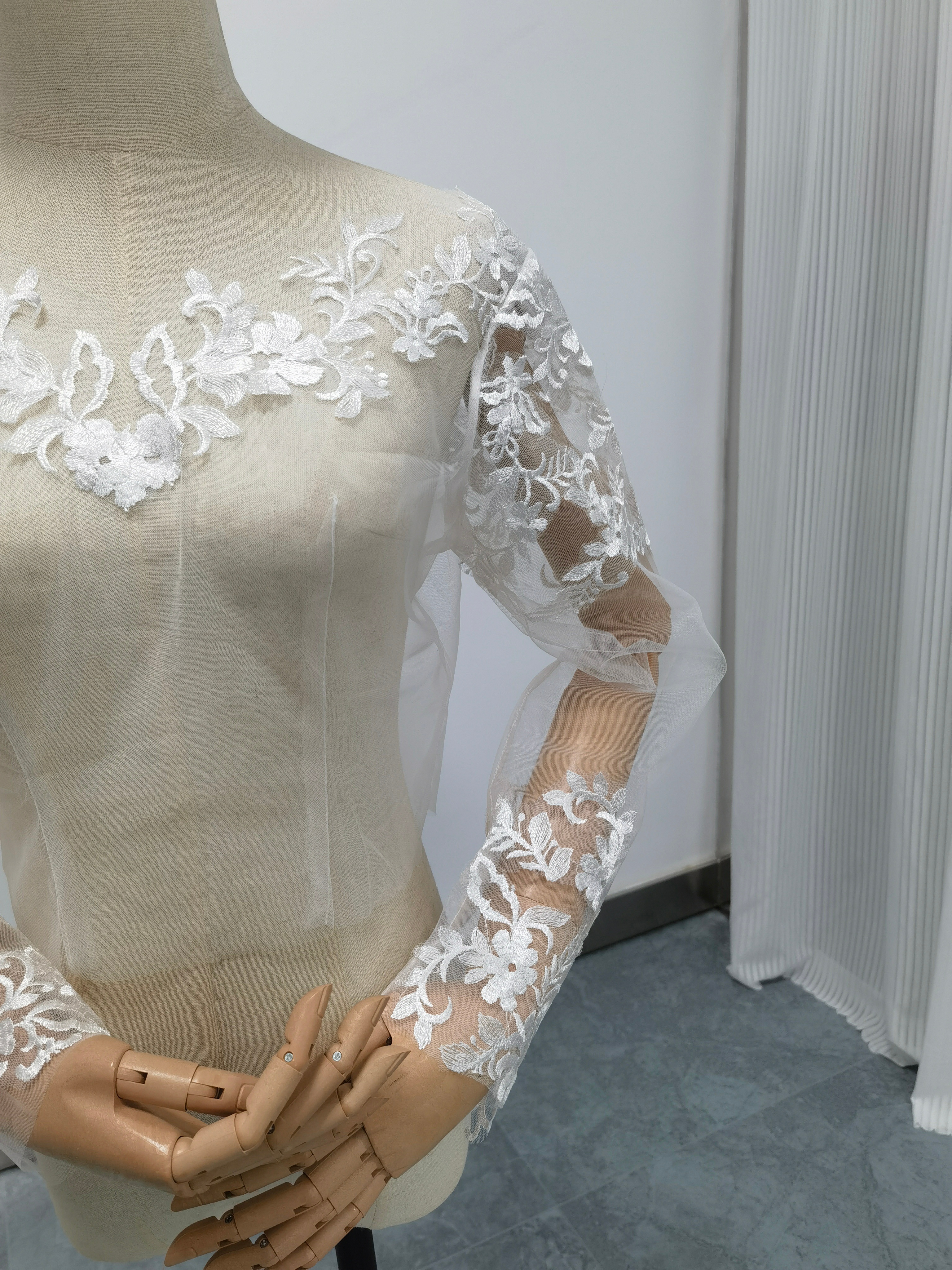 流れる透け花レース ボレロ ロングスリーブ Vネック くるみボタン ウェディングドレス 流れる透け花レース ボレロ ロングスリーブ Vネック くるみボタン ウェディングドレス