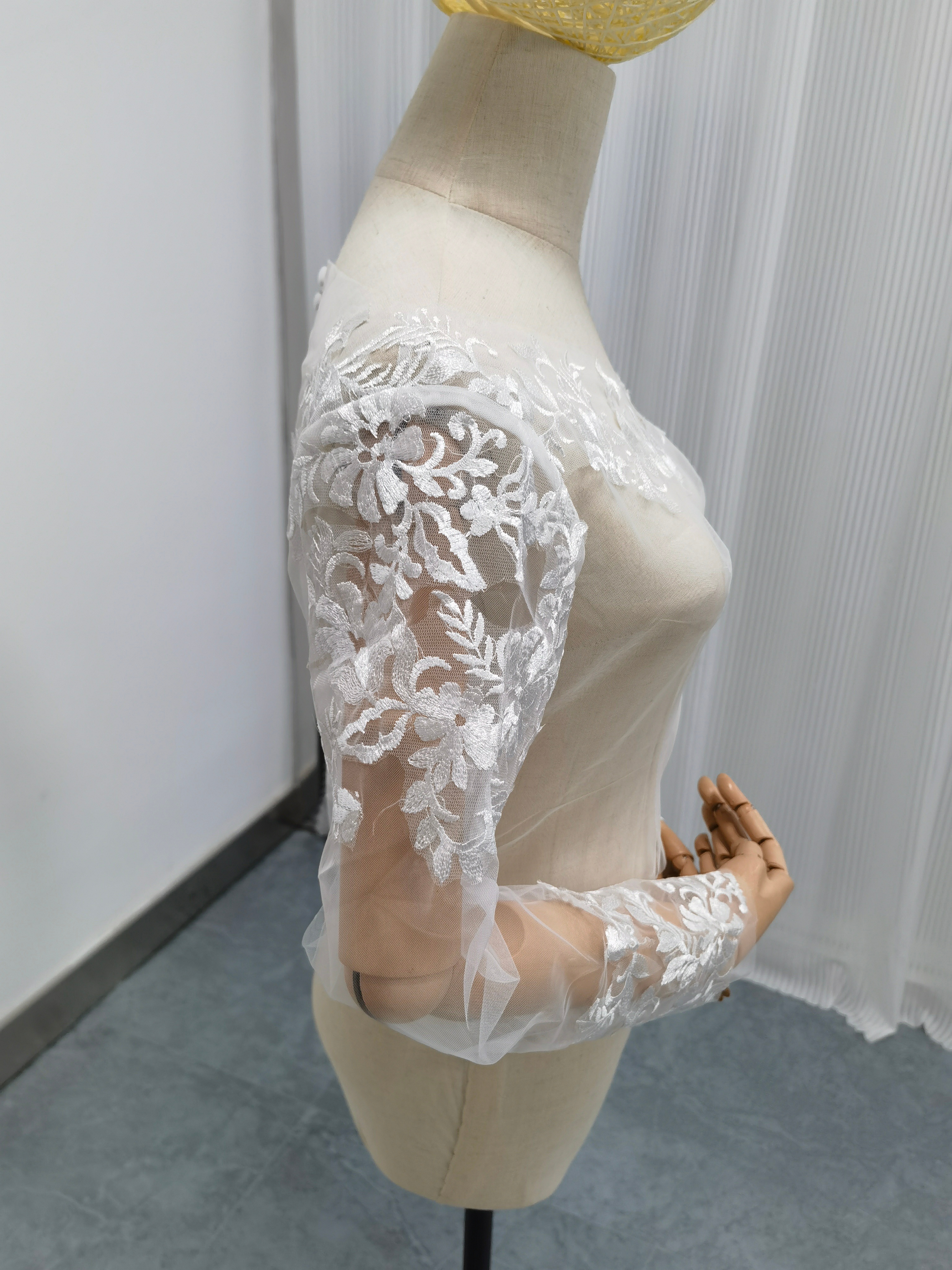 流れる透け花レース ボレロ ロングスリーブ Vネック くるみボタン ウェディングドレス 流れる透け花レース ボレロ ロングスリーブ Vネック くるみボタン ウェディングドレス