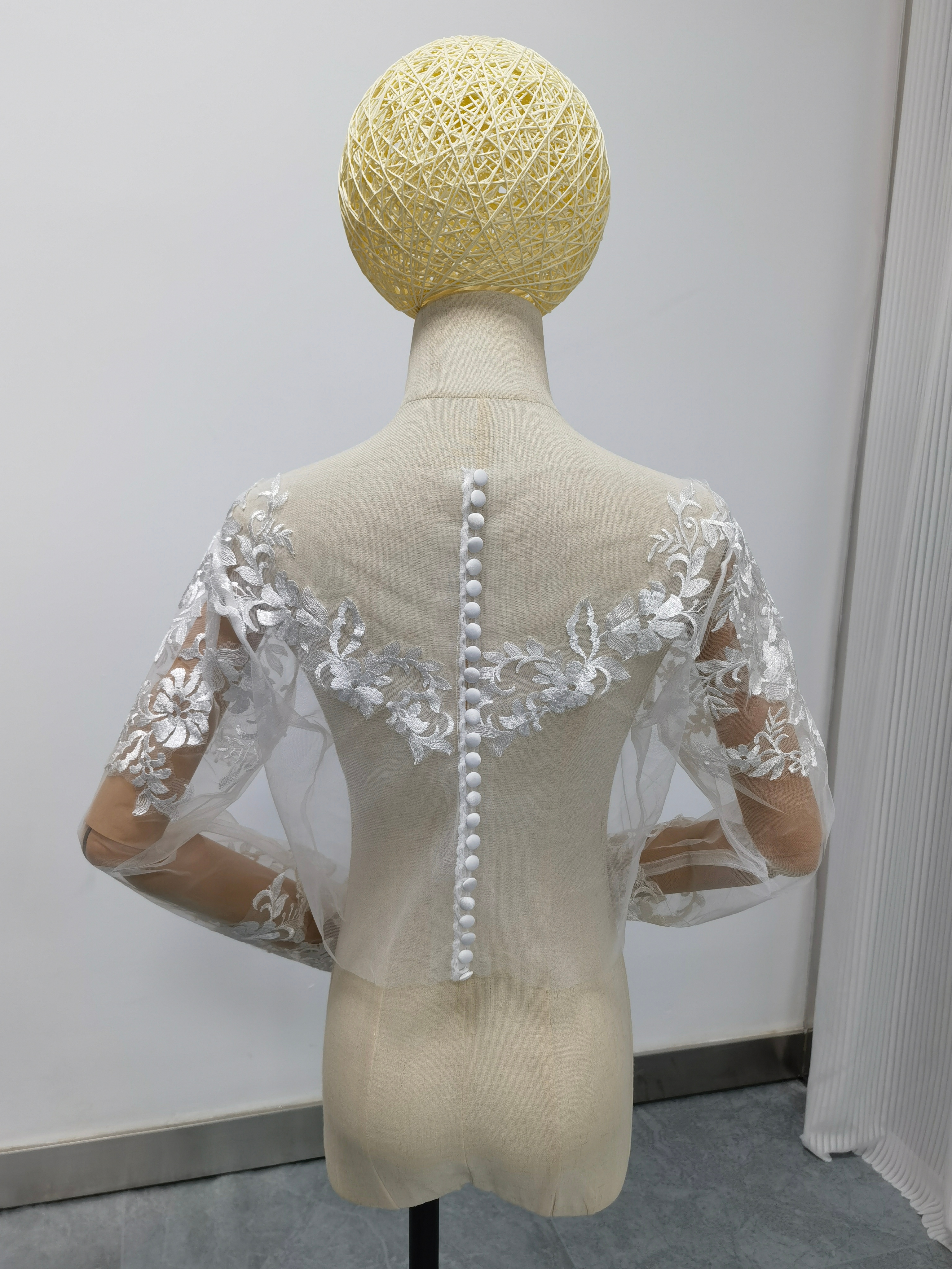 流れる透け花レース ボレロ ロングスリーブ Vネック くるみボタン ウェディングドレス 流れる透け花レース ボレロ ロングスリーブ Vネック くるみボタン ウェディングドレス