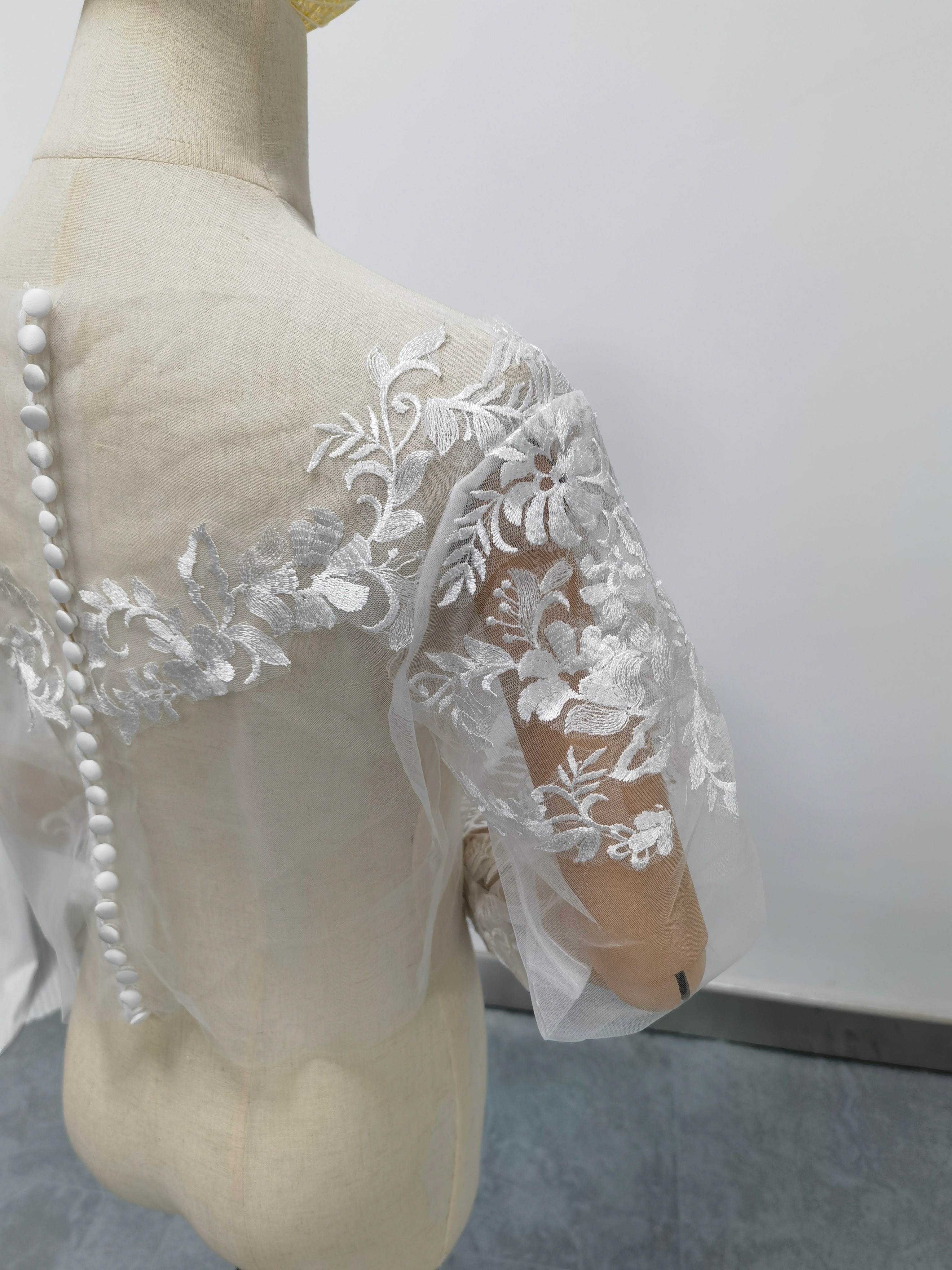 流れる透け花レース ボレロ ロングスリーブ Vネック くるみボタン ウェディングドレス 流れる透け花レース ボレロ ロングスリーブ Vネック くるみボタン ウェディングドレス