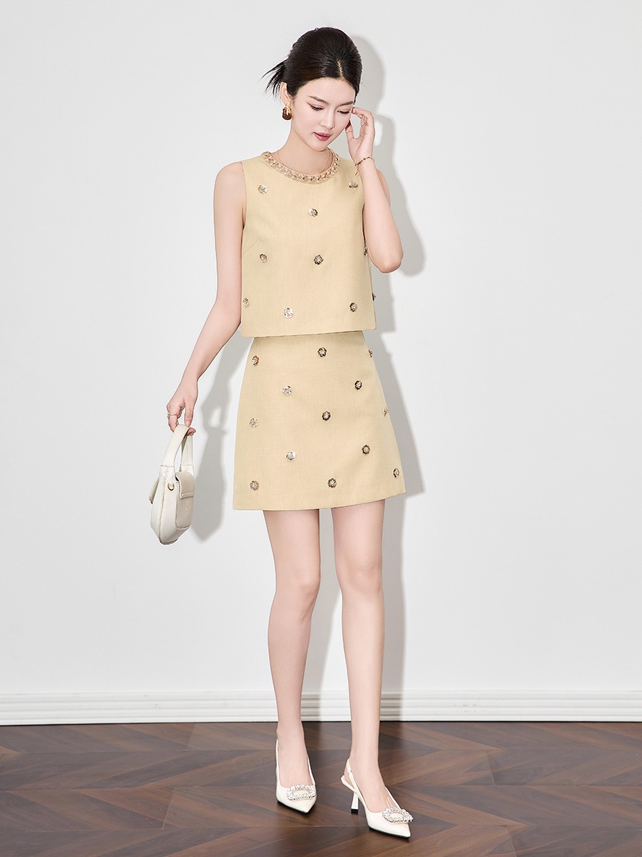 Nanyou Xiaoxiangfeng Heavy Industry Nail Diamond Sleeveless Vest + Celebrity Temperament Sequin Skir Nanyou Xiaoxiangfeng Heavy Industry Nail Diamond Sleeveless Vest + Celebrity Temperament Sequin Skir