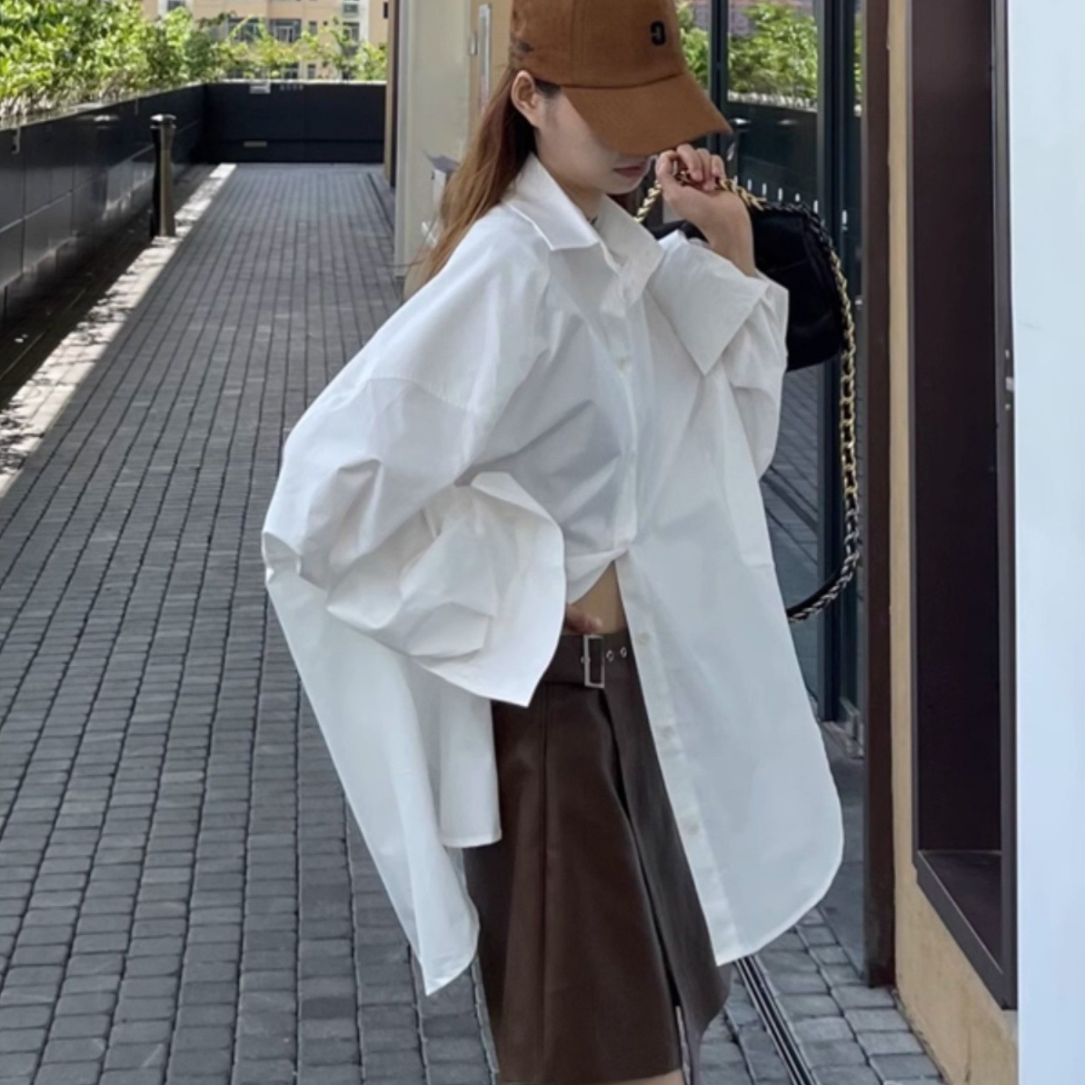 トップス シャツ 白シャツ 長袖 襟付き 前開き ボタン サイドスリット ミディアム丈 かわいい 大人可愛い きれいめ シンプル 上品 おしゃれ かっこいい カジュアル レトロ きちんと こなれ感