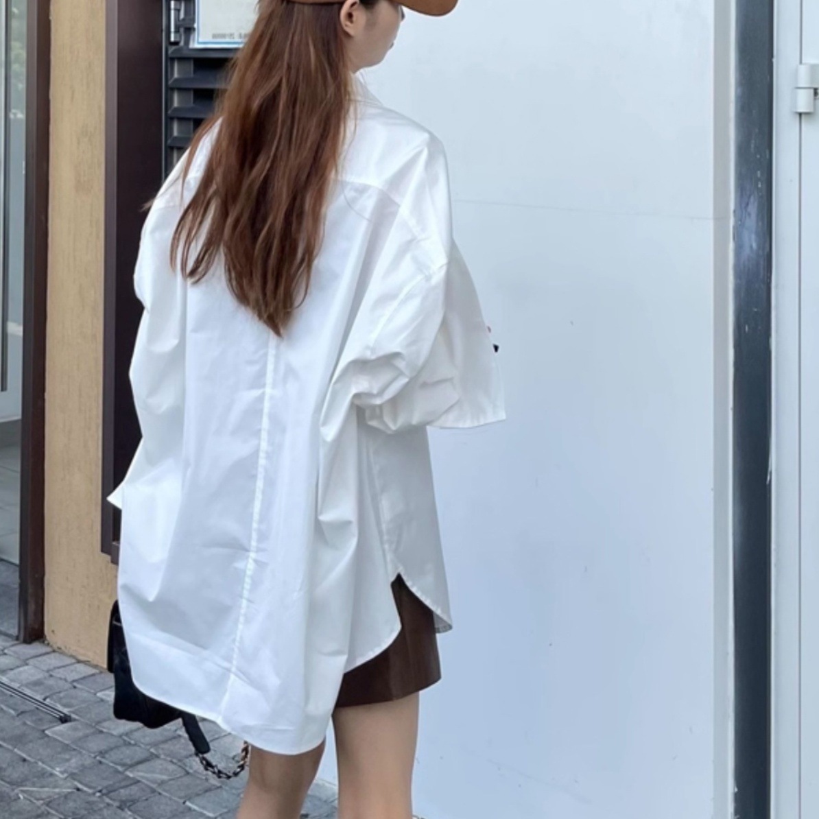 トップス シャツ 白シャツ 長袖 襟付き 前開き ボタン サイドスリット ミディアム丈 かわいい 大人可愛い きれいめ シンプル 上品 おしゃれ かっこいい カジュアル レトロ きちんと こなれ感