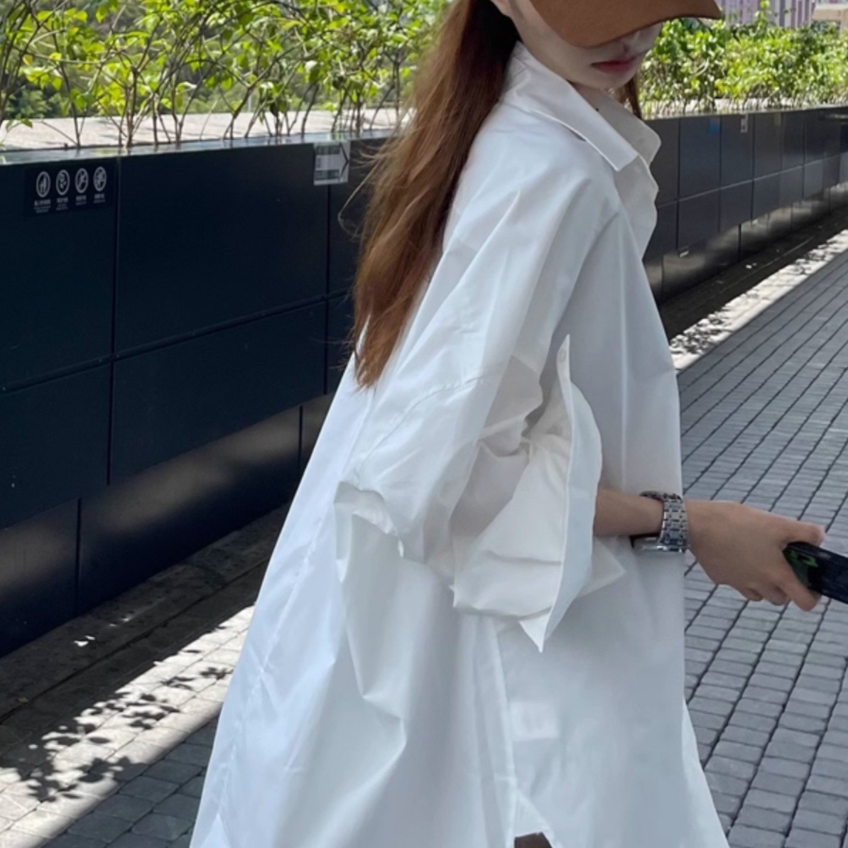 トップス シャツ 白シャツ 長袖 襟付き 前開き ボタン サイドスリット ミディアム丈 かわいい 大人可愛い きれいめ シンプル 上品 おしゃれ かっこいい カジュアル レトロ きちんと こなれ感