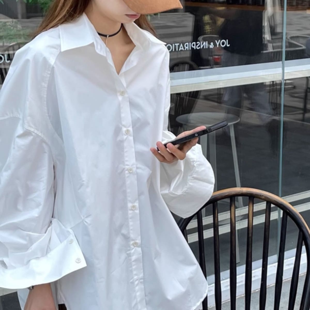 トップス シャツ 白シャツ 長袖 襟付き 前開き ボタン サイドスリット ミディアム丈 かわいい 大人可愛い きれいめ シンプル 上品 おしゃれ かっこいい カジュアル レトロ きちんと こなれ感