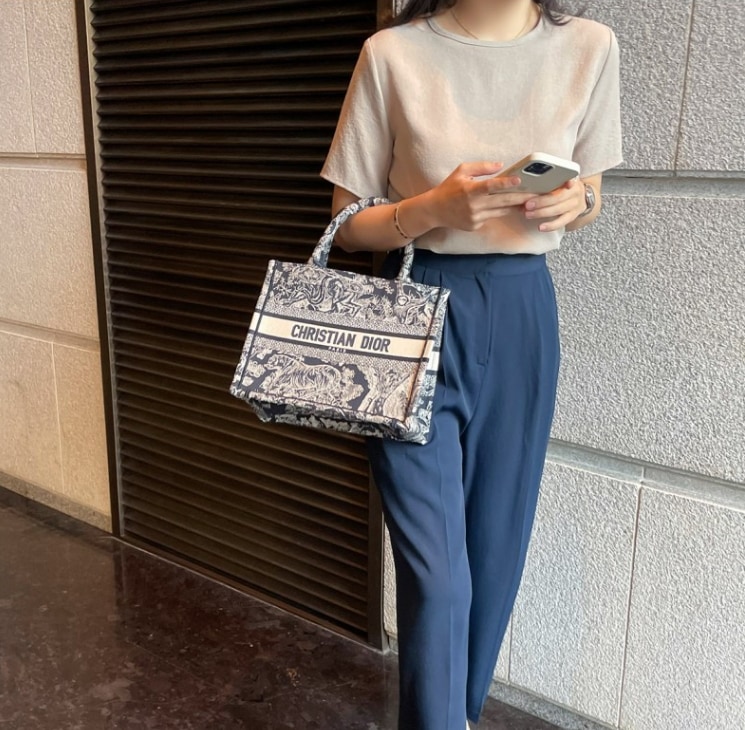 くすみカラー シンプルシャツ モードデザイン トップス Tシャツ シャツ プルオーバー 袖あり 半袖 5分袖 五分袖 Uネック ラウンドネック スリム ストレート Iライン かわいい 大人可愛い くすみカラー シンプルシャツ モードデザイン トップス Tシャツ シャツ プルオーバー 袖あり 半袖 5分袖 五分袖 Uネック ラウンドネック スリム ストレート Iライン かわいい 大人可愛い