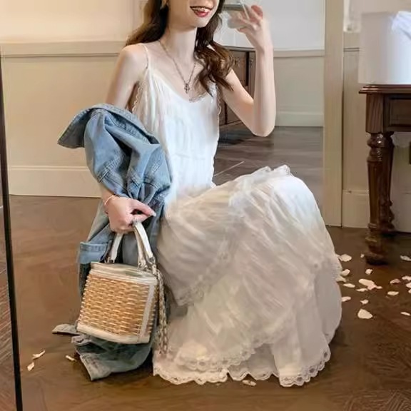 インターネットセレブ女性のための白いサスペンダードレスのスタイルレースステッチスーパーフェアリーシーサイドバケーションサスペンダースカート