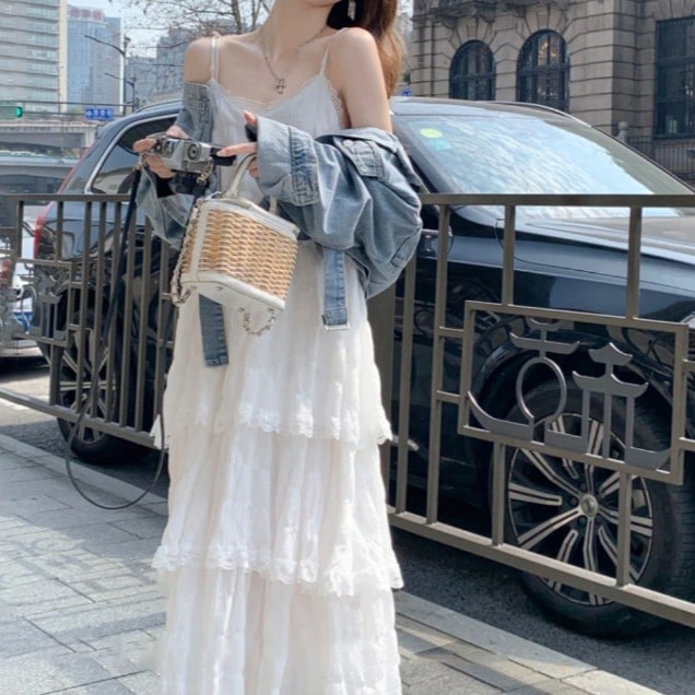 インターネットセレブ女性のための白いサスペンダードレスのスタイルレースステッチスーパーフェアリーシーサイドバケーションサスペンダースカート