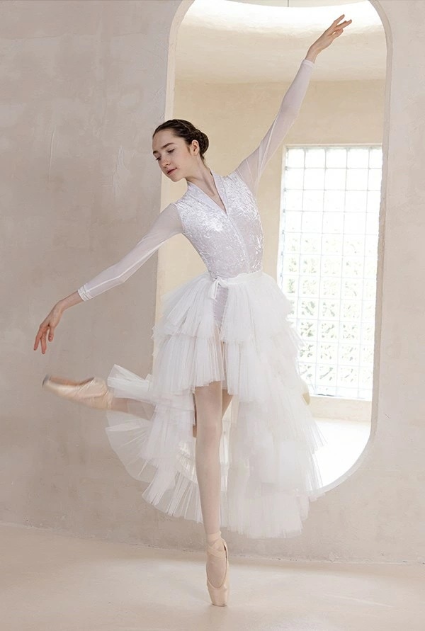 再入荷品バレエ レオタード 大人 長袖 美ライン vネット シンプル 韓国風 大人用 衣装 無地 バレエ用品 ballet用品 練習着 演出用 可愛い かわいい 春 夏 秋 お洒落 ダンス服 新体操 再入荷品バレエ レオタード 大人 長袖 美ライン vネット シンプル 韓国風 大人用 衣装 無地 バレエ用品 ballet用品 練習着 演出用 可愛い かわいい 春 夏 秋 お洒落 ダンス服 新体操