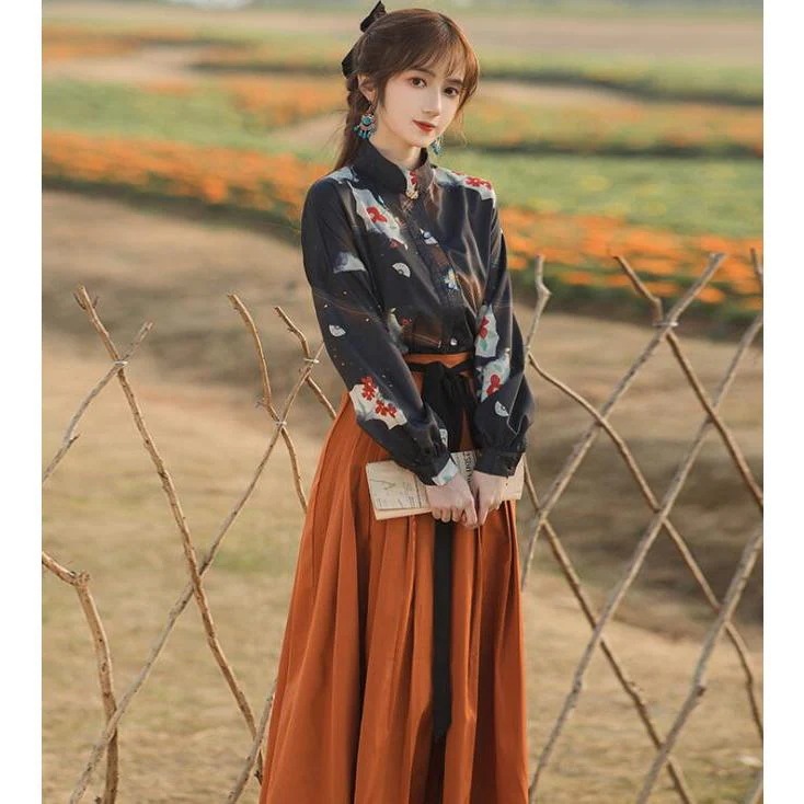 中華風 ブラウス+ロングスカート 2点セット 長袖 立ち襟 エスニック花柄シャツ ロング丈 フレア プリーツ スカート レトロ チャイナ風 衣装 改良 漢服衣装 春シとても安い 中華風 ブラウス+ロングスカート 2点セット 長袖 立ち襟 エスニック花柄シャツ ロング丈 フレア プリーツ スカート レトロ チャイナ風 衣装 改良 漢服衣装 春シとても安い