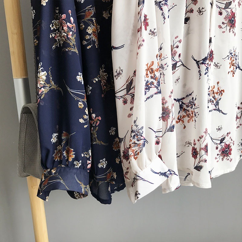 2485.花柄プリントVネックシャツ(ネイビー)2019 春夏 通学 通勤 デート 普段使い カジュアル 大人可愛い カフェ 女子会 お出かけ 2485.花柄プリントVネックシャツ(ネイビー)2019 春夏 通学 通勤 デート 普段使い カジュアル 大人可愛い カフェ 女子会 お出かけ