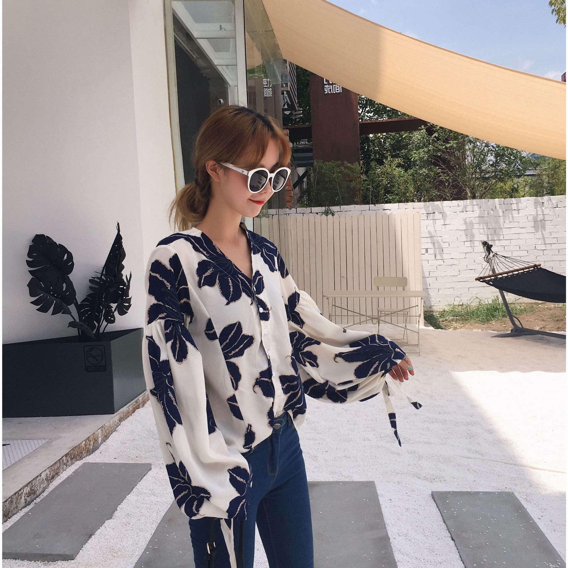 2417.大きな花柄長袖ブラウス(ホワイト)2019 春夏秋 カジュアル お出かけ 買い物 おしゃれ 2417.大きな花柄長袖ブラウス(ホワイト)2019 春夏秋 カジュアル お出かけ 買い物 おしゃれ