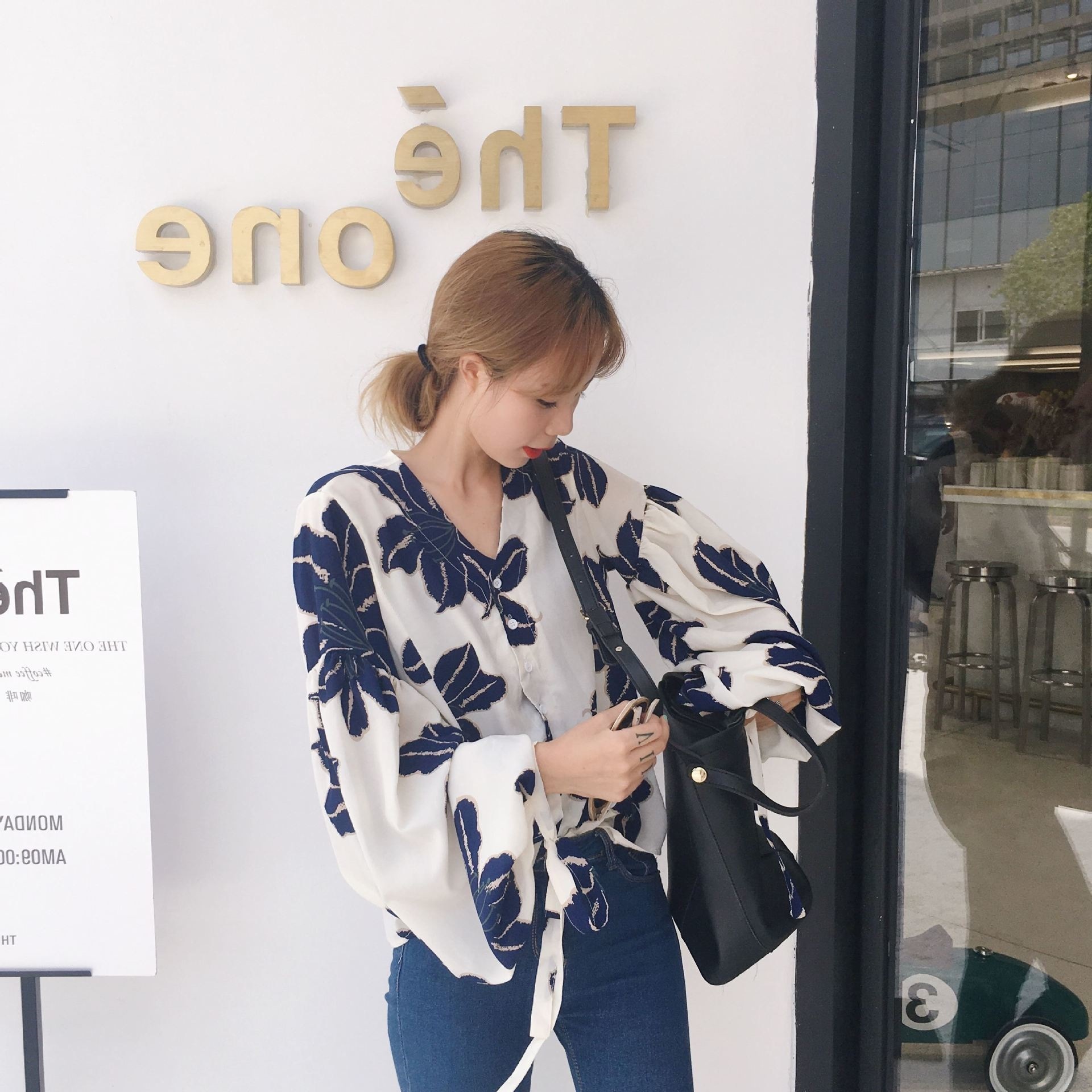 2417.大きな花柄長袖ブラウス(ホワイト)2019 春夏秋 カジュアル お出かけ 買い物 おしゃれ 2417.大きな花柄長袖ブラウス(ホワイト)2019 春夏秋 カジュアル お出かけ 買い物 おしゃれ