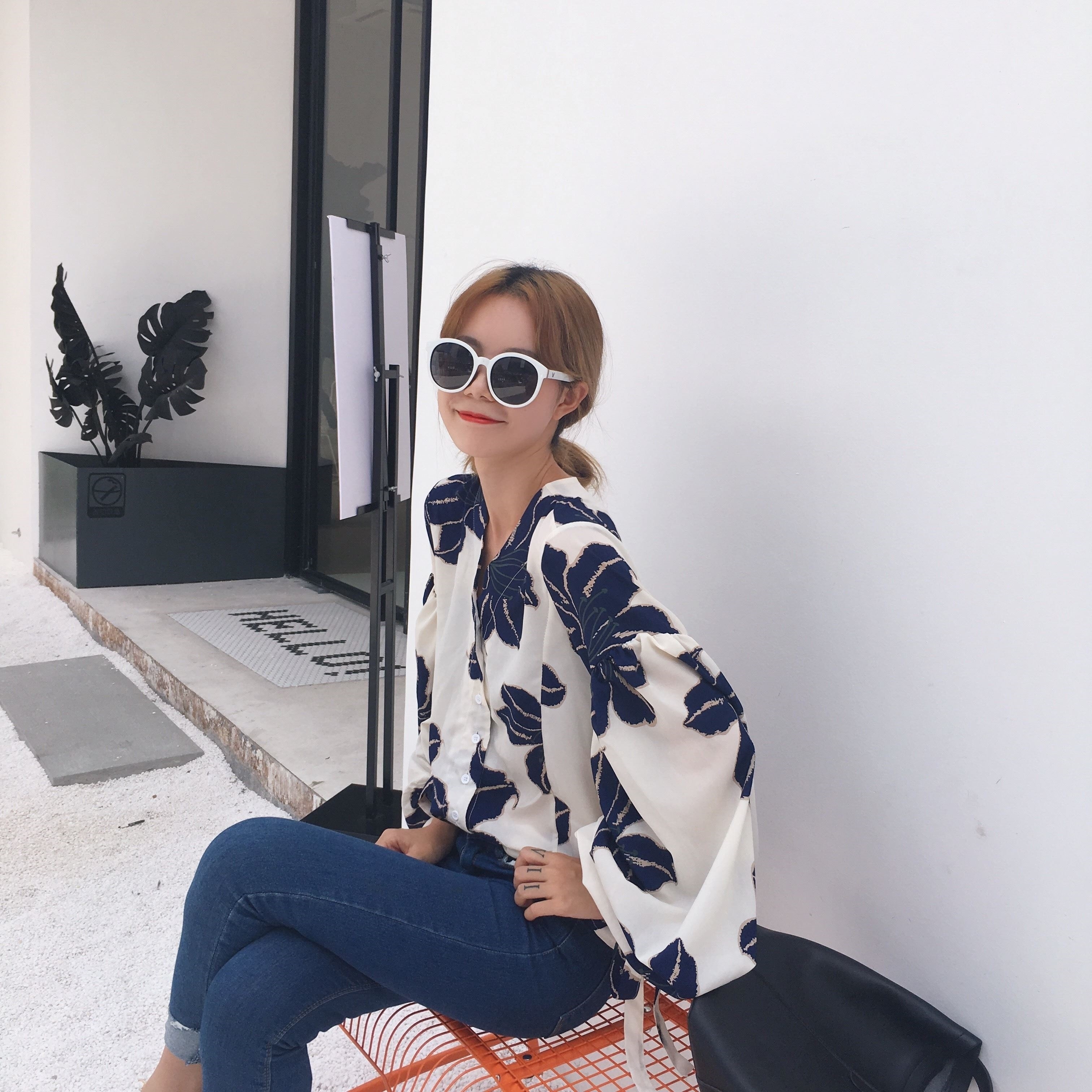 2417.大きな花柄長袖ブラウス(ホワイト)2019 春夏秋 カジュアル お出かけ 買い物 おしゃれ 2417.大きな花柄長袖ブラウス(ホワイト)2019 春夏秋 カジュアル お出かけ 買い物 おしゃれ