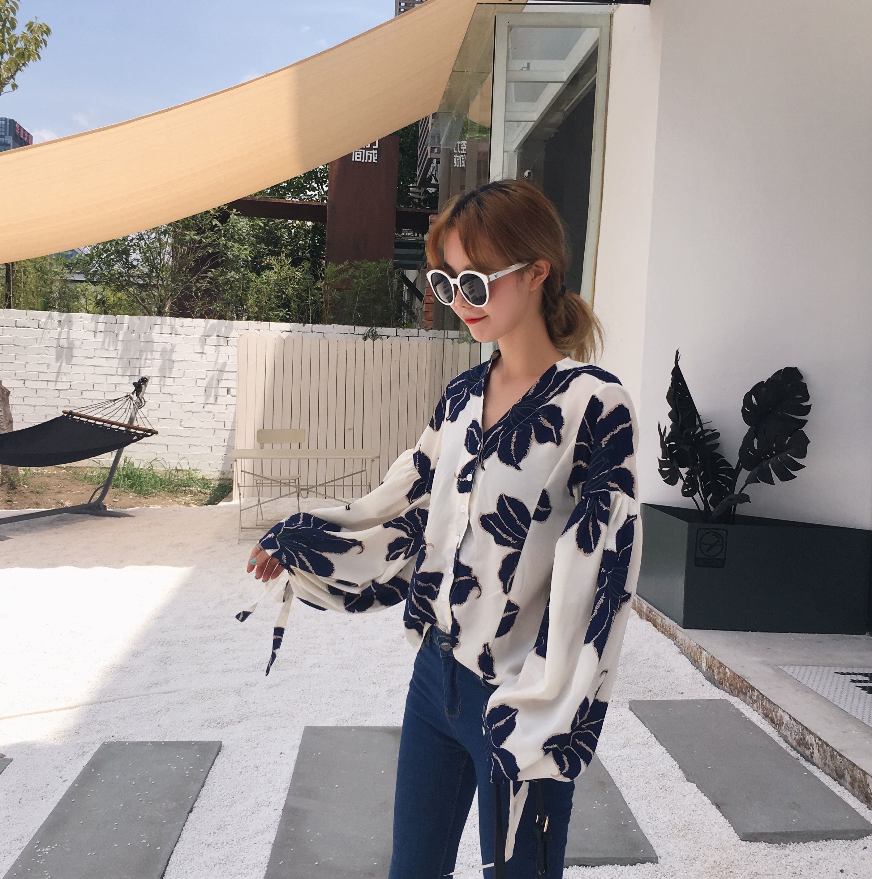 2417.大きな花柄長袖ブラウス(ホワイト)2019 春夏秋 カジュアル お出かけ 買い物 おしゃれ 2417.大きな花柄長袖ブラウス(ホワイト)2019 春夏秋 カジュアル お出かけ 買い物 おしゃれ