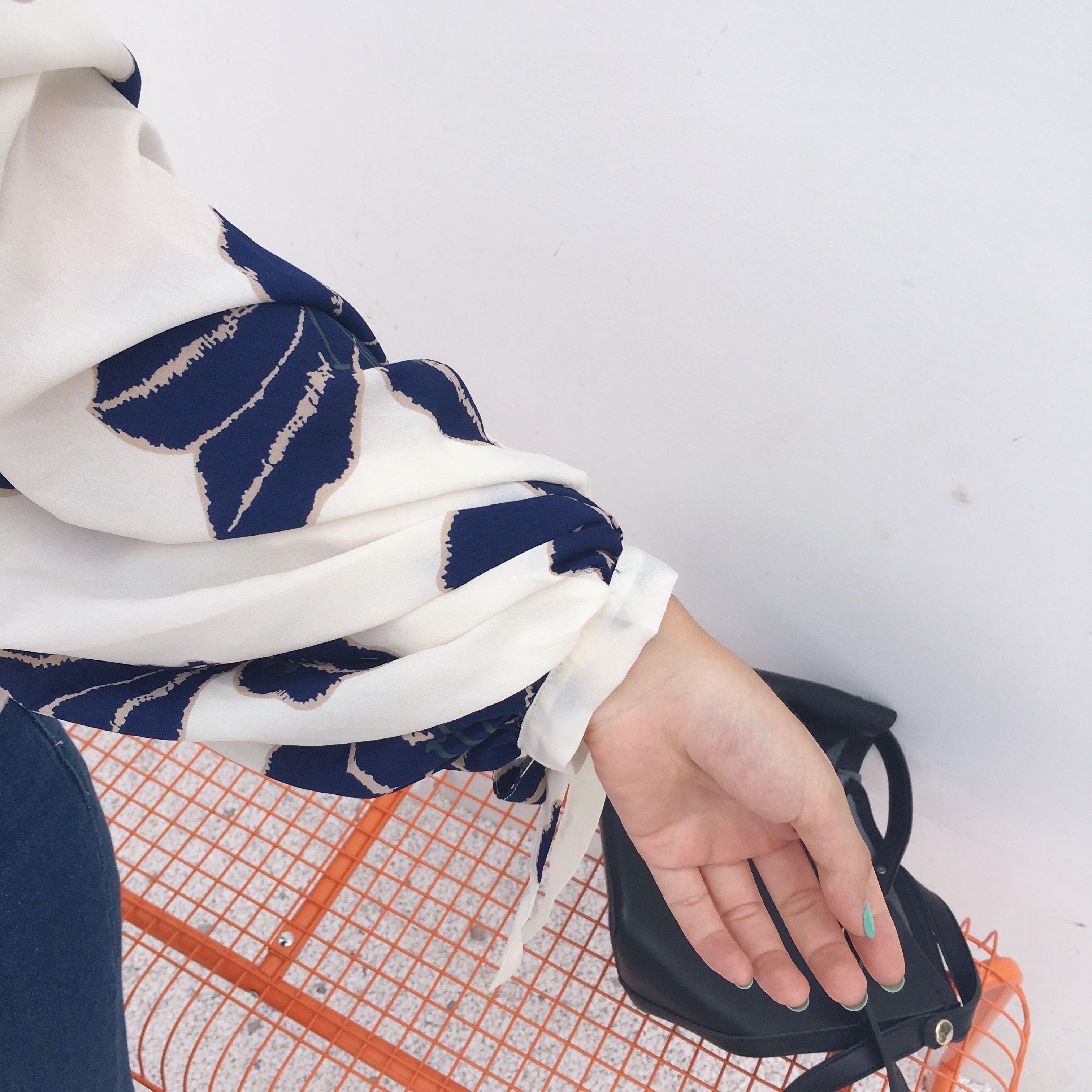 2417.大きな花柄長袖ブラウス(ホワイト)2019 春夏秋 カジュアル お出かけ 買い物 おしゃれ 2417.大きな花柄長袖ブラウス(ホワイト)2019 春夏秋 カジュアル お出かけ 買い物 おしゃれ