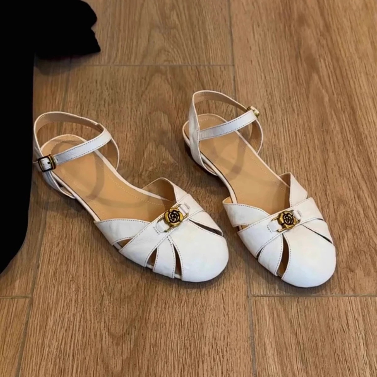 【限定販売】ツバキの花透かし彫りガス透過性ローマ靴女に衣をつける頭を包む靴復古サンダル 【限定販売】ツバキの花透かし彫りガス透過性ローマ靴女に衣をつける頭を包む靴復古サンダル