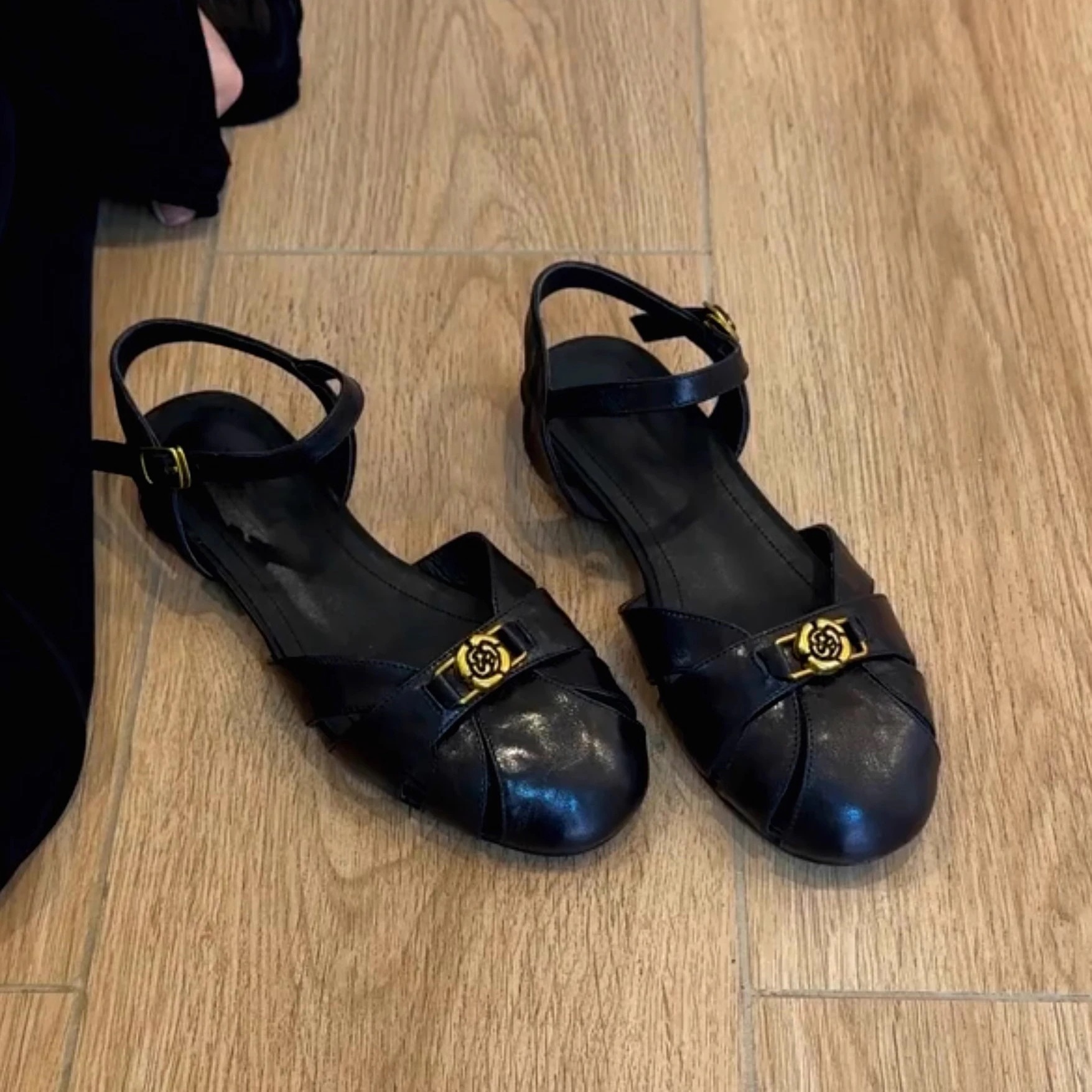 【限定販売】ツバキの花透かし彫りガス透過性ローマ靴女に衣をつける頭を包む靴復古サンダル 【限定販売】ツバキの花透かし彫りガス透過性ローマ靴女に衣をつける頭を包む靴復古サンダル