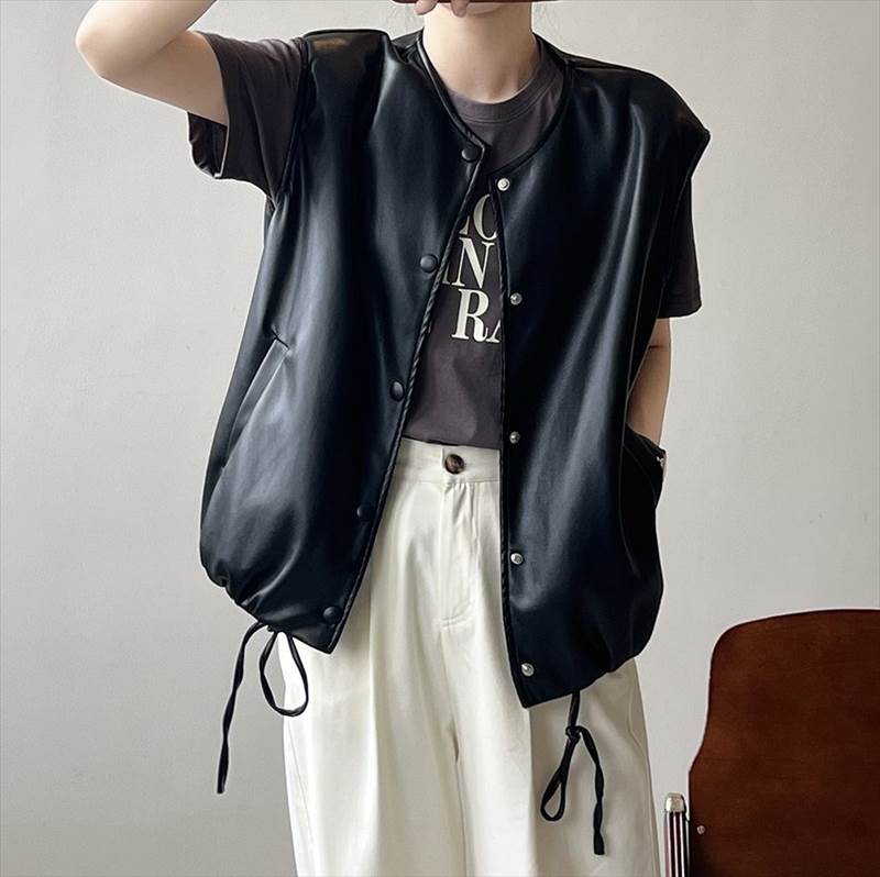 アウター レディース フェイクレザーベスト ノースリーブ 前開き ボタン ポケット クルーネック ラウンドネック ドロストデザイン ドローストリング PU ルーズ 大人可愛い シンプル カジュアル ベ アウター レディース フェイクレザーベスト ノースリーブ 前開き ボタン ポケット クルーネック ラウンドネック ドロストデザイン ドローストリング PU ルーズ 大人可愛い シンプル カジュアル ベ