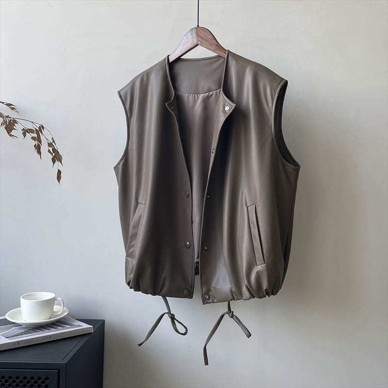 アウター レディース フェイクレザーベスト ノースリーブ 前開き ボタン ポケット クルーネック ラウンドネック ドロストデザイン ドローストリング PU ルーズ 大人可愛い シンプル カジュアル ベ アウター レディース フェイクレザーベスト ノースリーブ 前開き ボタン ポケット クルーネック ラウンドネック ドロストデザイン ドローストリング PU ルーズ 大人可愛い シンプル カジュアル ベ