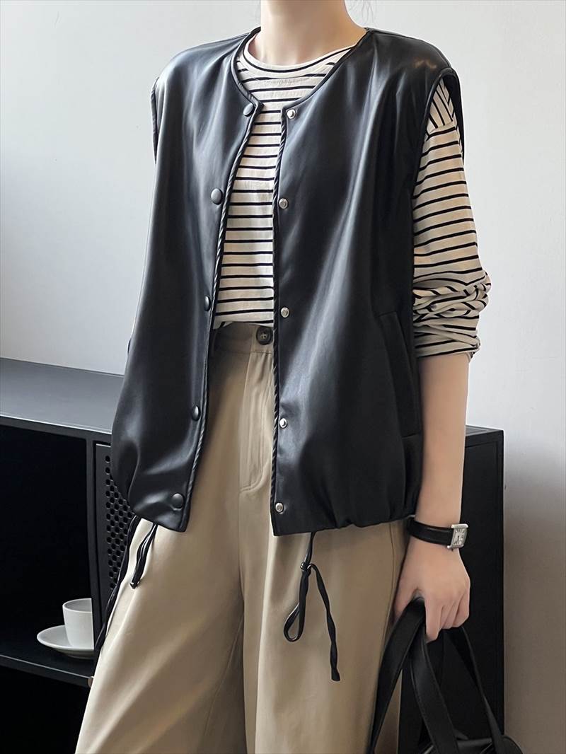 アウター レディース フェイクレザーベスト ノースリーブ 前開き ボタン ポケット クルーネック ラウンドネック ドロストデザイン ドローストリング PU ルーズ 大人可愛い シンプル カジュアル ベ アウター レディース フェイクレザーベスト ノースリーブ 前開き ボタン ポケット クルーネック ラウンドネック ドロストデザイン ドローストリング PU ルーズ 大人可愛い シンプル カジュアル ベ