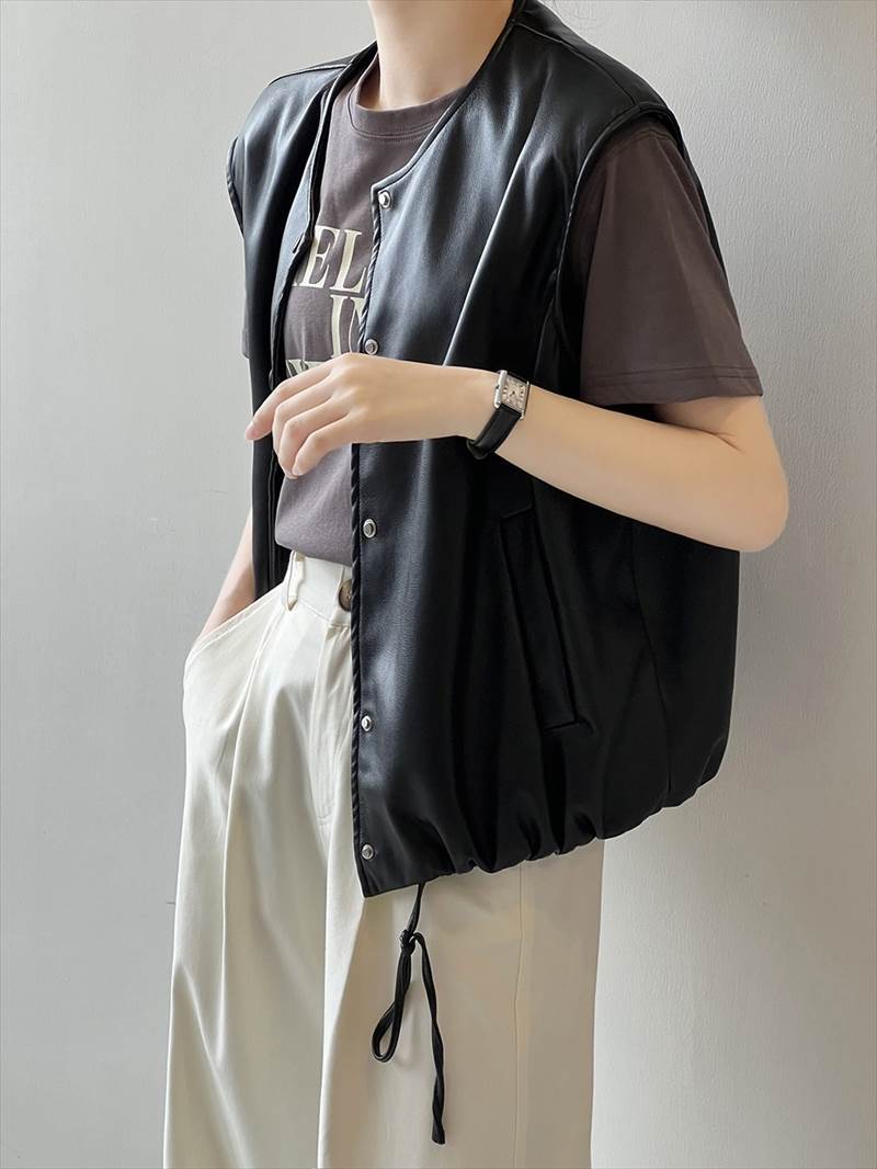 アウター レディース フェイクレザーベスト ノースリーブ 前開き ボタン ポケット クルーネック ラウンドネック ドロストデザイン ドローストリング PU ルーズ 大人可愛い シンプル カジュアル ベ アウター レディース フェイクレザーベスト ノースリーブ 前開き ボタン ポケット クルーネック ラウンドネック ドロストデザイン ドローストリング PU ルーズ 大人可愛い シンプル カジュアル ベ