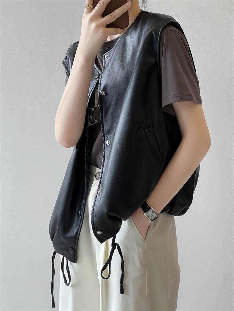 アウター レディース フェイクレザーベスト ノースリーブ 前開き ボタン ポケット クルーネック ラウンドネック ドロストデザイン ドローストリング PU ルーズ 大人可愛い シンプル カジュアル ベ アウター レディース フェイクレザーベスト ノースリーブ 前開き ボタン ポケット クルーネック ラウンドネック ドロストデザイン ドローストリング PU ルーズ 大人可愛い シンプル カジュアル ベ