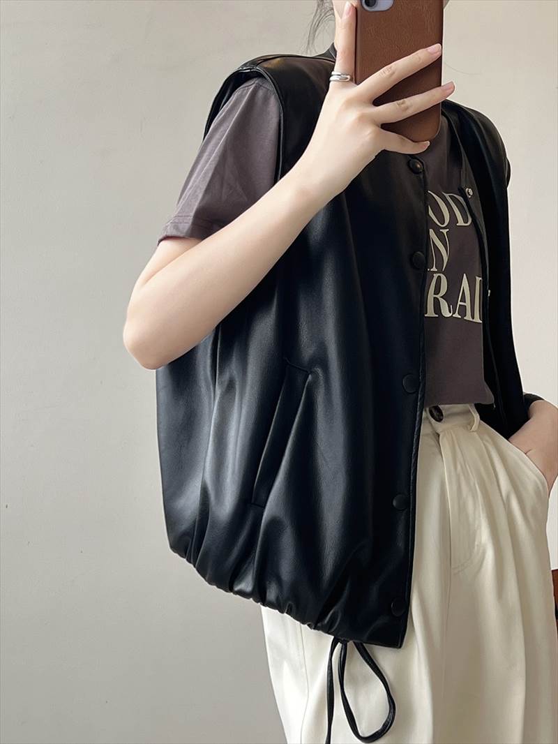 アウター レディース フェイクレザーベスト ノースリーブ 前開き ボタン ポケット クルーネック ラウンドネック ドロストデザイン ドローストリング PU ルーズ 大人可愛い シンプル カジュアル ベ アウター レディース フェイクレザーベスト ノースリーブ 前開き ボタン ポケット クルーネック ラウンドネック ドロストデザイン ドローストリング PU ルーズ 大人可愛い シンプル カジュアル ベ