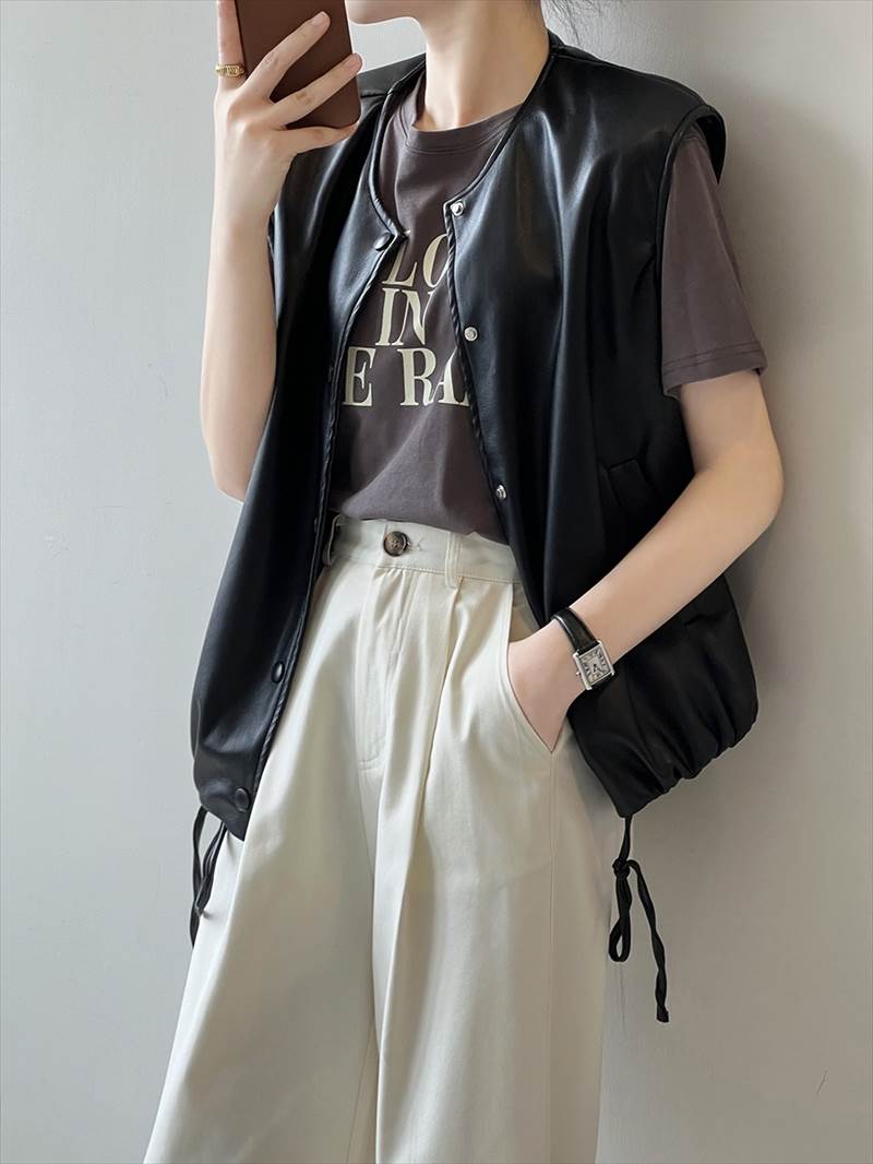 アウター レディース フェイクレザーベスト ノースリーブ 前開き ボタン ポケット クルーネック ラウンドネック ドロストデザイン ドローストリング PU ルーズ 大人可愛い シンプル カジュアル ベ アウター レディース フェイクレザーベスト ノースリーブ 前開き ボタン ポケット クルーネック ラウンドネック ドロストデザイン ドローストリング PU ルーズ 大人可愛い シンプル カジュアル ベ