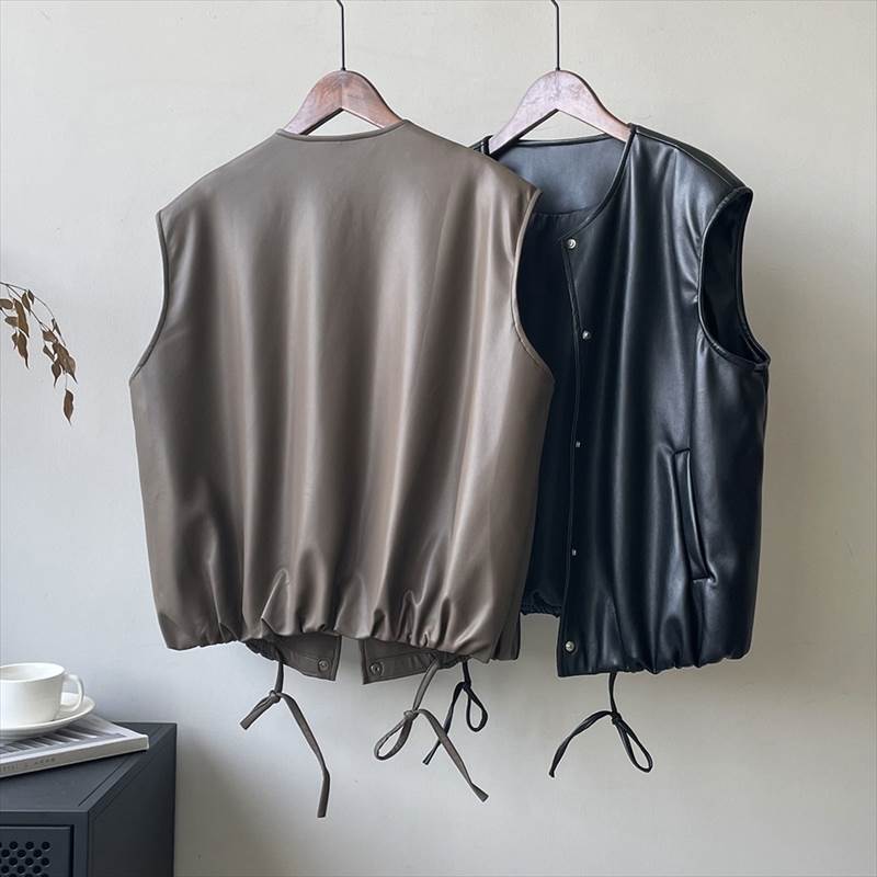アウター レディース フェイクレザーベスト ノースリーブ 前開き ボタン ポケット クルーネック ラウンドネック ドロストデザイン ドローストリング PU ルーズ 大人可愛い シンプル カジュアル ベ アウター レディース フェイクレザーベスト ノースリーブ 前開き ボタン ポケット クルーネック ラウンドネック ドロストデザイン ドローストリング PU ルーズ 大人可愛い シンプル カジュアル ベ