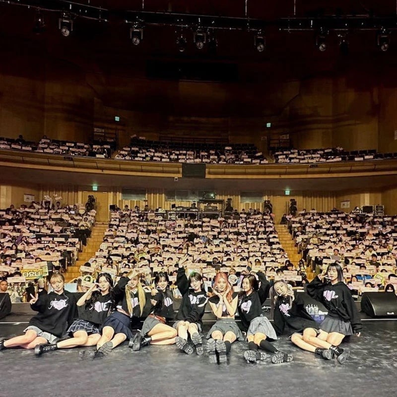 Kep1er Strangemarket Fm コンサート衣装プリントプルオーバーパーカー Kep1er Strangemarket Fm コンサート衣装プリントプルオーバーパーカー