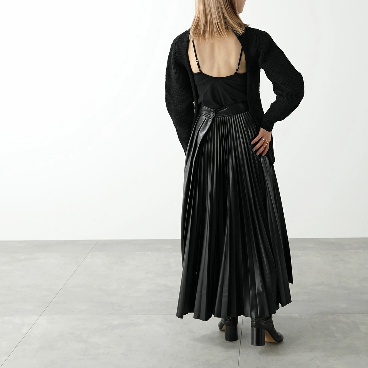 JIL SANDER ジルサンダー セーター J03GP0004 J14587 レディース ウール ハイネック バックオープン エプロンニット ローゲージ 001/BLACK JIL SANDER ジルサンダー セーター J03GP0004 J14587 レディース ウール ハイネック バックオープン エプロンニット ローゲージ 001/BLACK