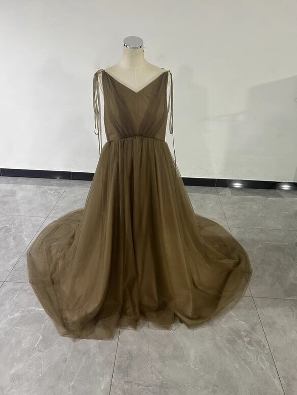 実例写真!パーティードレス ブラウン キャミソール ソフトチュール 大人っぽい Vネック 優しい 前撮り 実例写真!パーティードレス ブラウン キャミソール ソフトチュール 大人っぽい Vネック 優しい 前撮り