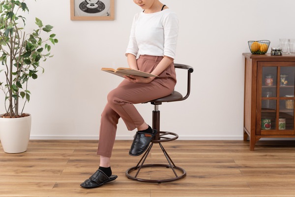 キリク キッチンハイチェア PC-105BR PC-105WH ブラウン 茶 ホワイト 白 2色 カウンターチェア ハイスツール 回転式 昇降機能付 足置き付 ソフトレザー 椅子 インテリア 家具 お キリク キッチンハイチェア PC-105BR PC-105WH ブラウン 茶 ホワイト 白 2色 カウンターチェア ハイスツール 回転式 昇降機能付 足置き付 ソフトレザー 椅子 インテリア 家具 お