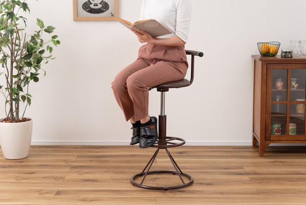 キリク キッチンハイチェア PC-105BR PC-105WH ブラウン 茶 ホワイト 白 2色 カウンターチェア ハイスツール 回転式 昇降機能付 足置き付 ソフトレザー 椅子 インテリア 家具 お キリク キッチンハイチェア PC-105BR PC-105WH ブラウン 茶 ホワイト 白 2色 カウンターチェア ハイスツール 回転式 昇降機能付 足置き付 ソフトレザー 椅子 インテリア 家具 お