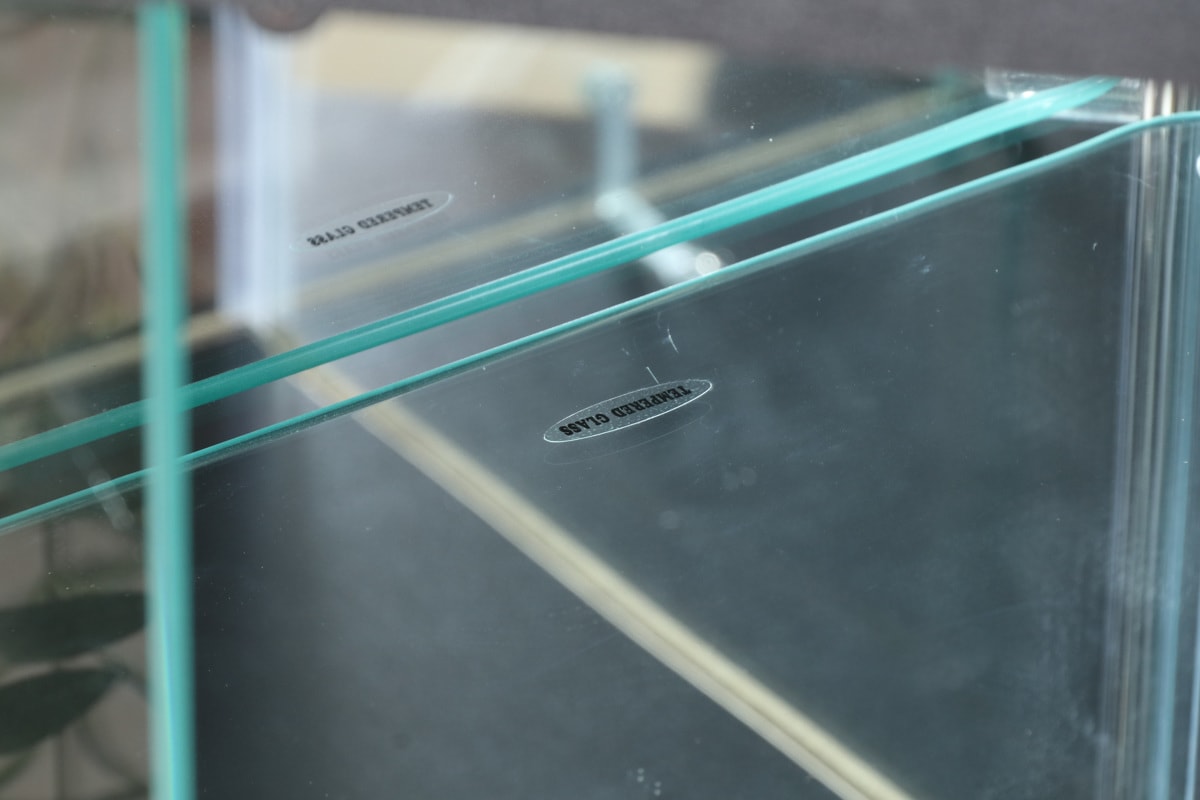 コレクションケース ガラス コーナー型 五角形 背面ミラー 卓上 コレクション ラック 棚 ディスプレイ ガラス製 全面ガラス 棚上 コーナー 収納 展示 フィギュアケース 見せる収納