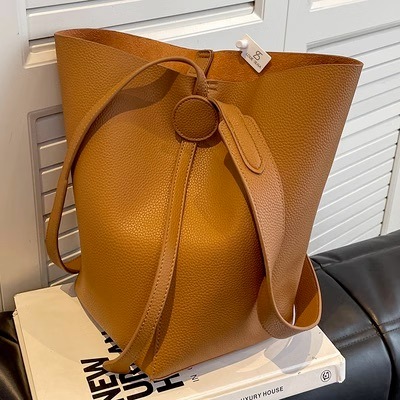 バッグ バック カバン かばん 鞄 bag ショルダーバッグ ショルダーバック 肩がけバック 肩掛けバック バケツ型 チャーム きれいめ シンプル 上品 おしゃれ お洒落 かっこいい こなれ感 無地