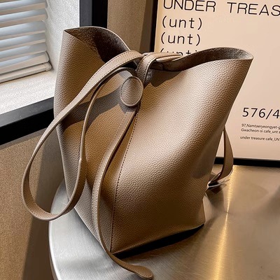 バッグ バック カバン かばん 鞄 bag ショルダーバッグ ショルダーバック 肩がけバック 肩掛けバック バケツ型 チャーム きれいめ シンプル 上品 おしゃれ お洒落 かっこいい こなれ感 無地