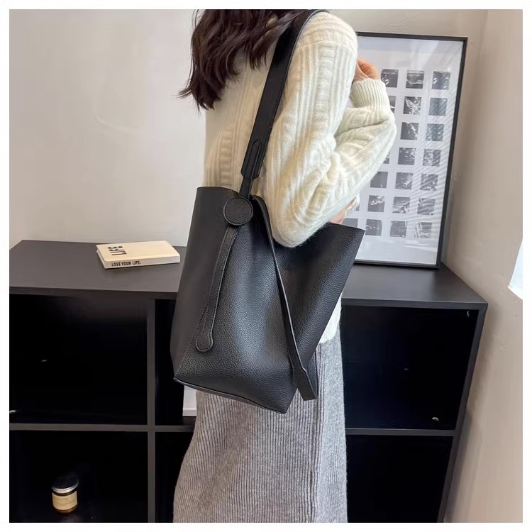 バッグ バック カバン かばん 鞄 bag ショルダーバッグ ショルダーバック 肩がけバック 肩掛けバック バケツ型 チャーム きれいめ シンプル 上品 おしゃれ お洒落 かっこいい こなれ感 無地